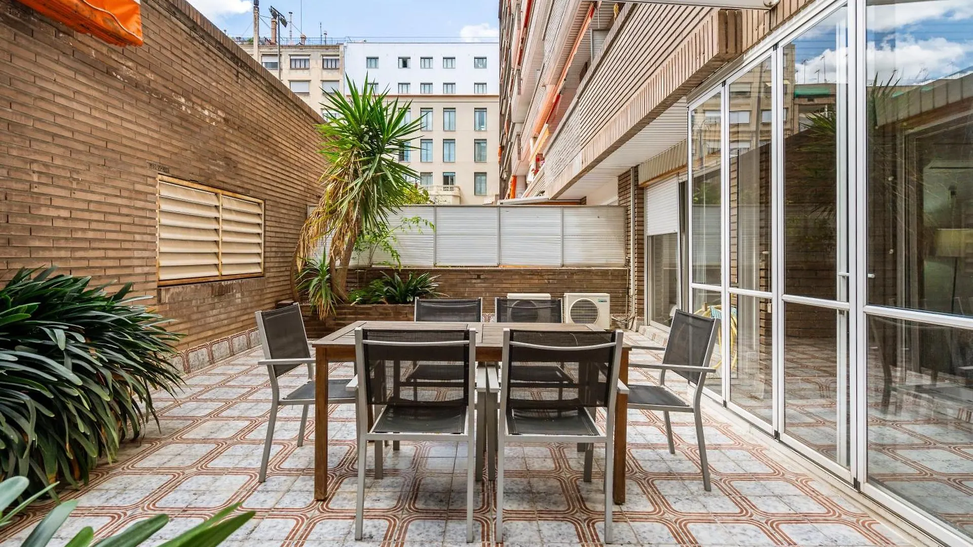 Apartamento Sunlit Expansive Terrace, Ac & Outdoor Seating Barcelona