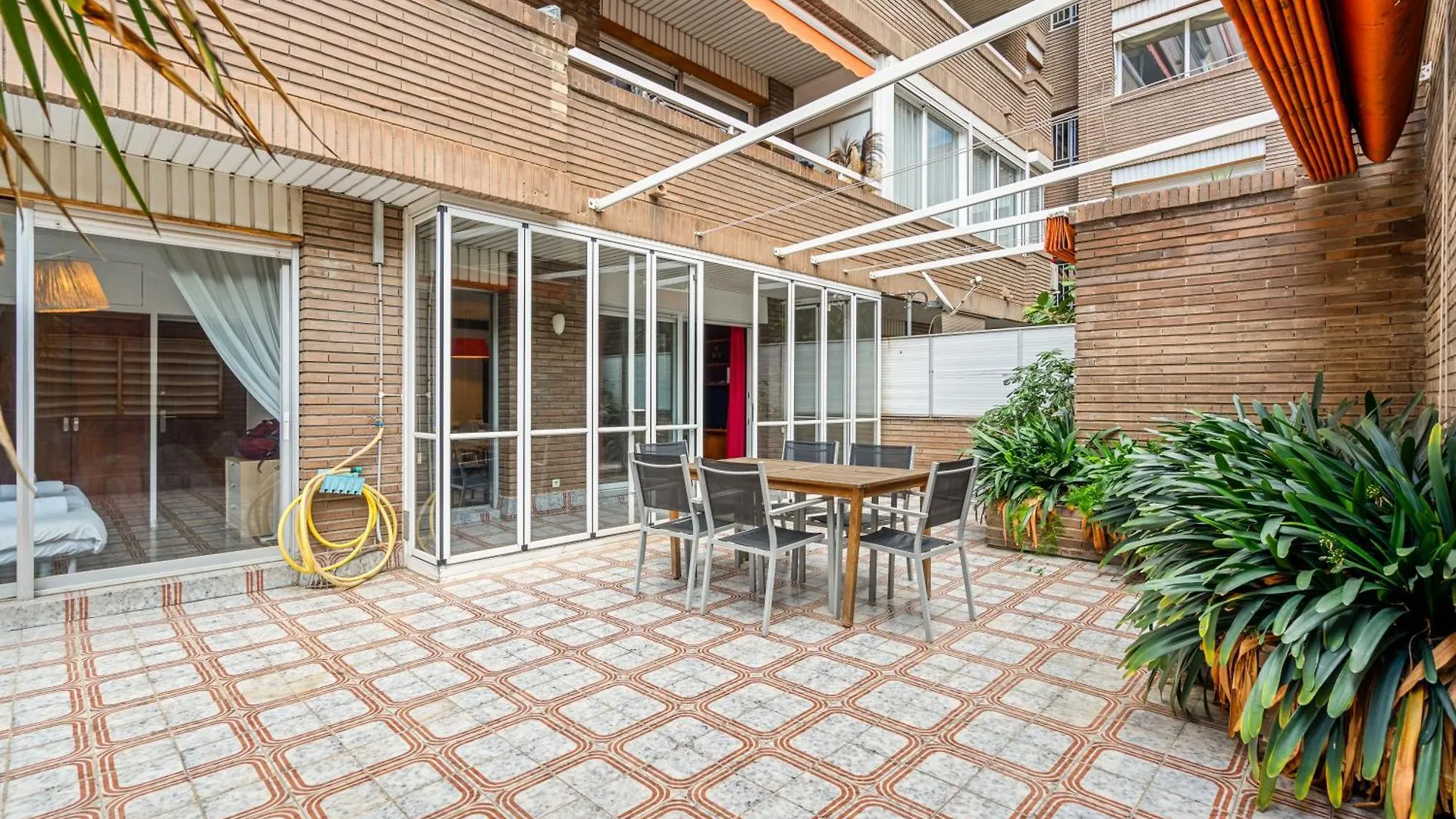 Apartamento Sunlit Expansive Terrace, Ac & Outdoor Seating Barcelona 0*,