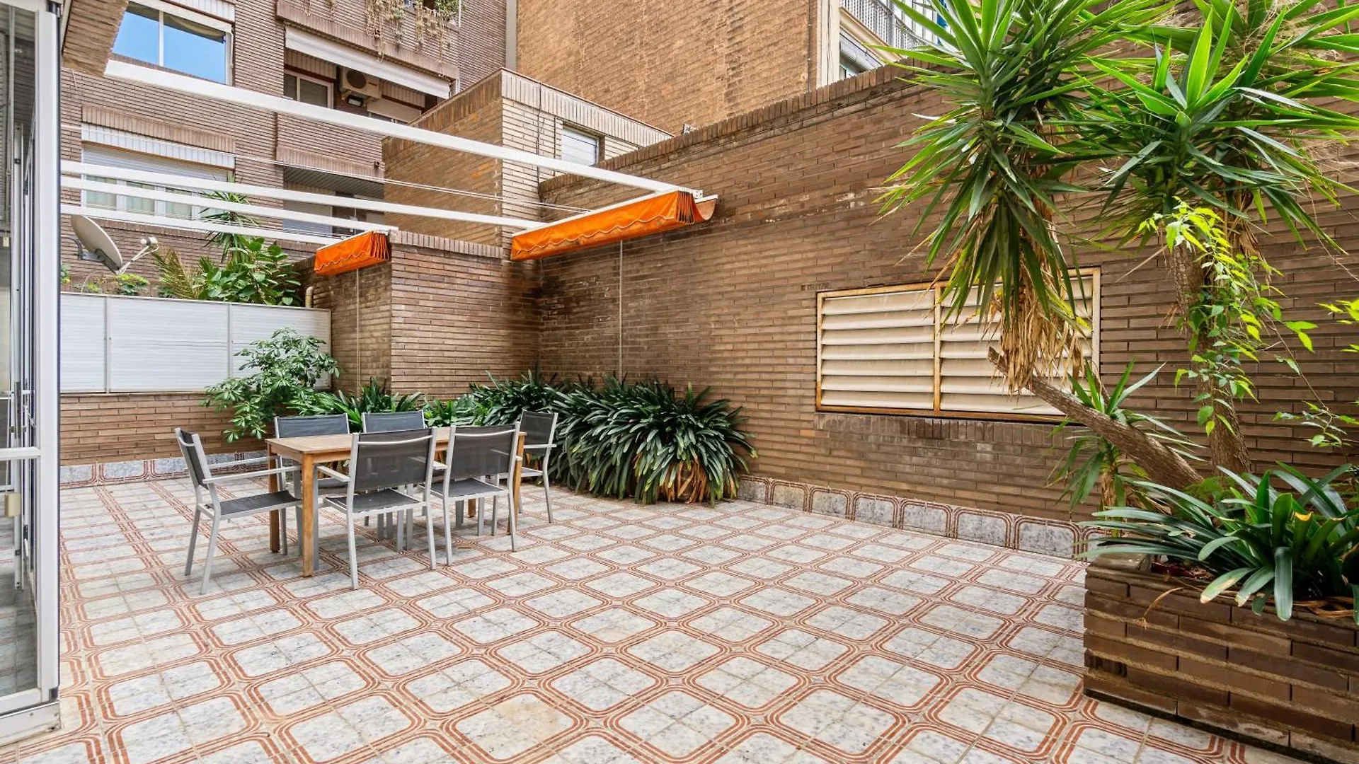 Apartamento Sunlit Expansive Terrace, Ac & Outdoor Seating Barcelona